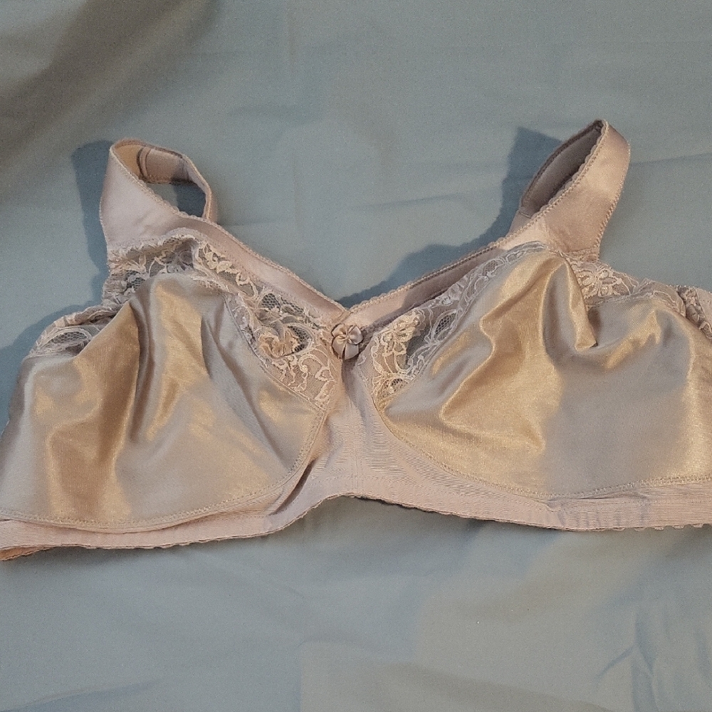 52 F Glamorise Minimizer Wirefree Bra